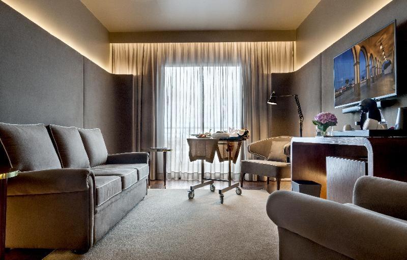 Grand Hotel Acores Atlantico Ponta Delgada  Ruang foto A suite at the hotel