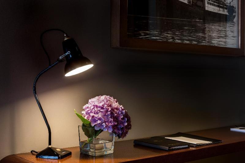 Grand Hotel Acores Atlantico Ponta Delgada  Ruang foto A desk lamp